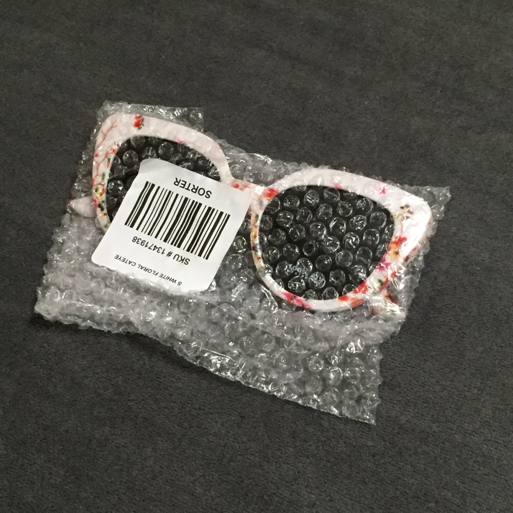 Last One! Torrid WHITE FLORAL CAT EYE SUNGLASSES - Picture 5 of 9